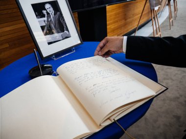 Helmut Kohl, Avrupa Parlamentosu için condoleances kitap