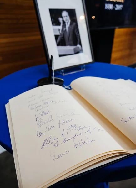 El libro de condolencias para Helmut Kohl en el Parlamento Europeo — Foto de Stock