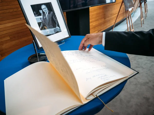 The book of condoleances for Helmut Kohl at European Parliament — Stock Photo, Image