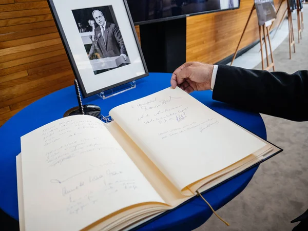 The book of condoleances for Helmut Kohl at European Parliament — Stock Photo, Image