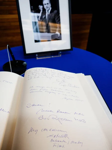 Het boek van condoleances voor Helmut Kohl bij EUROPEESPARLEMENT — Stockfoto