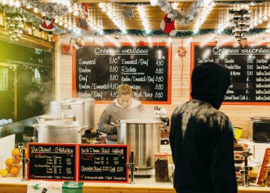 Geleneksel krep Frnace Noel pazarında satış 