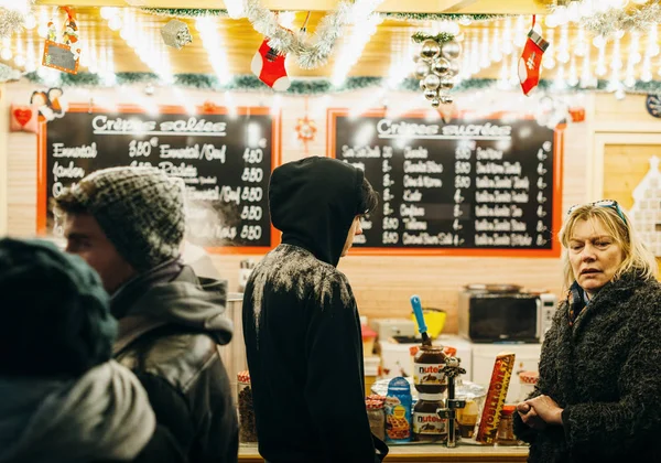 Säljer traditionella Crepes på Julmarknad i Frnace — Stockfoto