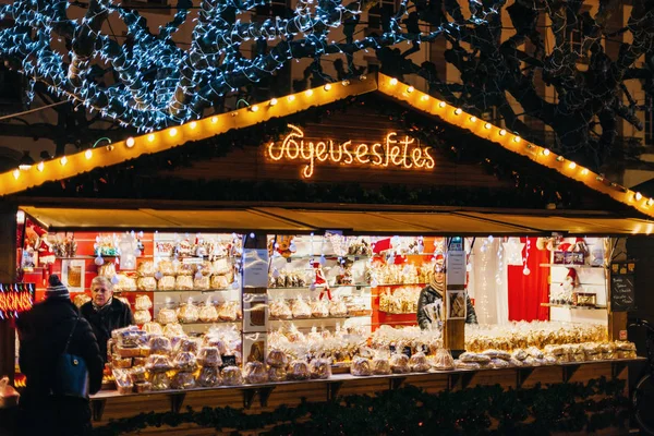 Kugelhopf Süßigkeiten, Kekse, Essen am Weihnachtsmarktstand — Stockfoto