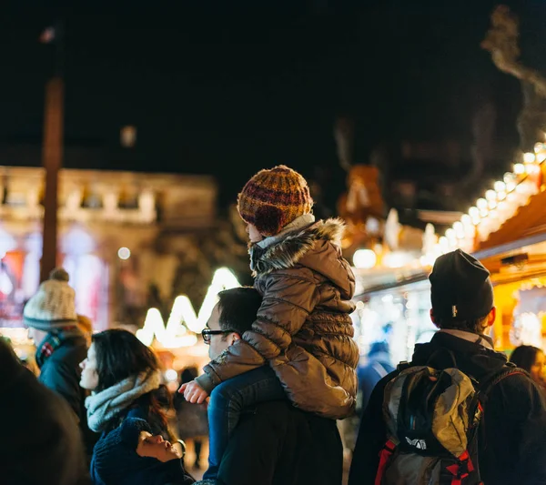 Παιδί στον ώμο κατά τη Χριστουγεννιάτικη αγορά — Φωτογραφία Αρχείου
