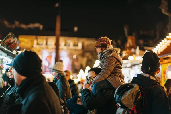 Traditionell jul marknaden atmosfär i Strasbourg, Frankrike — Stockfoto