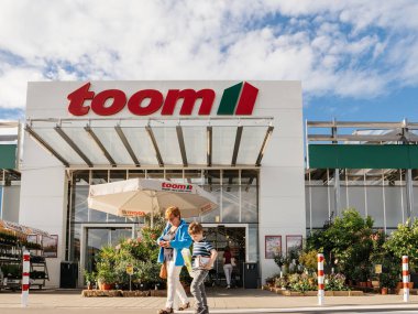 Anne ve çocuk Toom giriş Alman DIY-mağaza zinciri