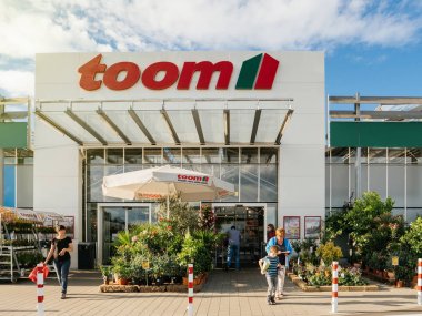 Toom Alman DIY-mağaza zincirinin insanlarla dolu giriş