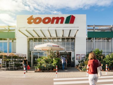 Toom giriş Alman DIY-mağaza zinciri yürüyen kadın