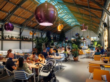 Büyük restoran yiyecek insanlar yemek salonunda 