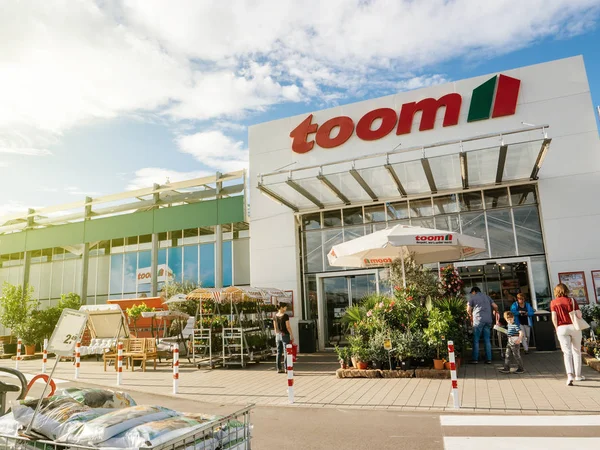 Toom Alman DIY-mağaza zinciri insanların giriş — Stok fotoğraf