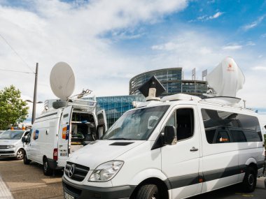 Medya Tv kamyon van Parlamentosu Avrupa Schüco önünde park etmiş