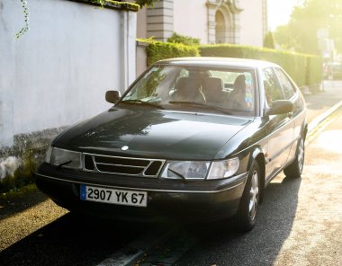 Vintage Saab 900 coupe ve gün batımında güzel İsviçreli kızlar
