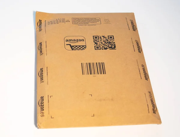 Amazon-Karton auf weißem Hintergrund — Stockfoto