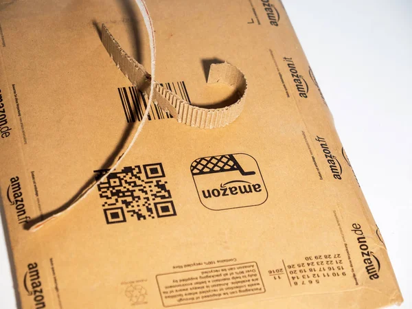 Beyaz arka plan üzerinde Amazon karton zarf kutusunu açmak — Stok fotoğraf