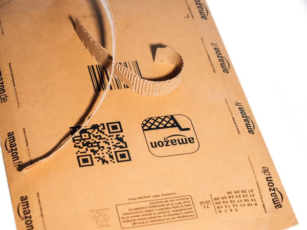 Caixa de envelope de papelão Amazon aberta no fundo branco — Fotografia de Stock