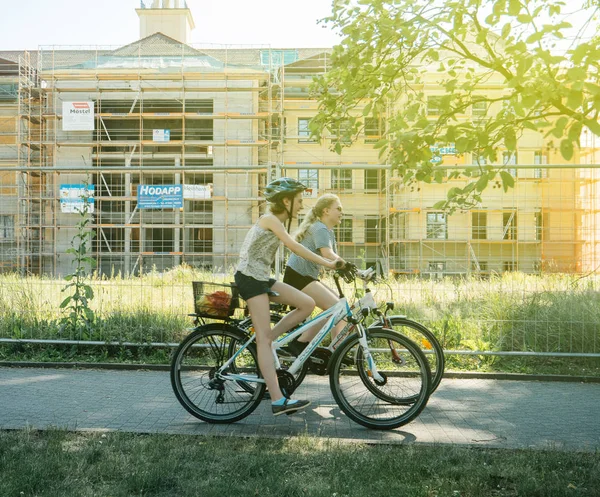 Alman genç kadın şehirdeki sokak bisiklet üzerinde