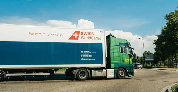 스위스 Worldcar에서 흰색 트레일러 도왔습니다 트럭 남자 18 400 — 스톡 사진