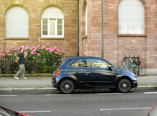 Fiat 500 RIVA yate marca hombre mayor admirar coche —  Fotos de Stock