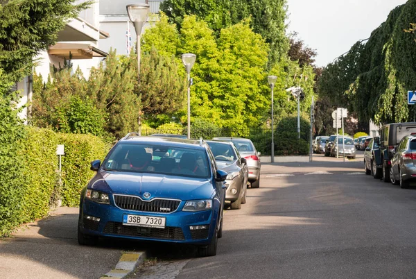 Skoca V Rs sport niebieski samochód zaparkowany na ulicy francuskiej — Zdjęcie stockowe