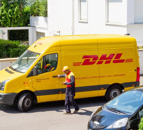 Paket parsel teslim zamanında teslim sonra kurye Dhl sarı teslim van girer 
