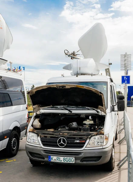 Media Tv ciężarówka zaparkowany w przód z Parlamentu Europejskiego budynku — Zdjęcie stockowe