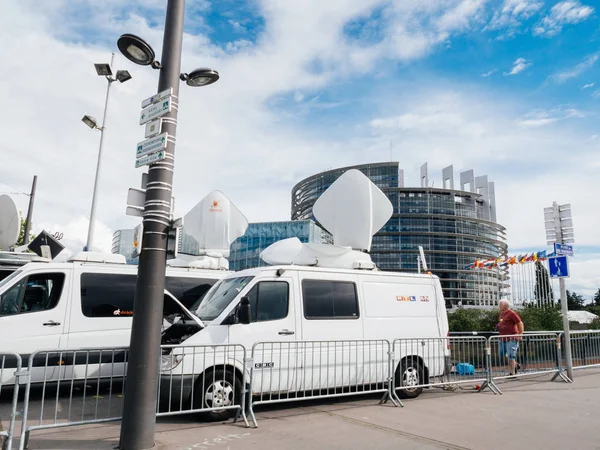 Media TV camioneta estacionada frente al Parlamento Europeo buildi — Foto de Stock