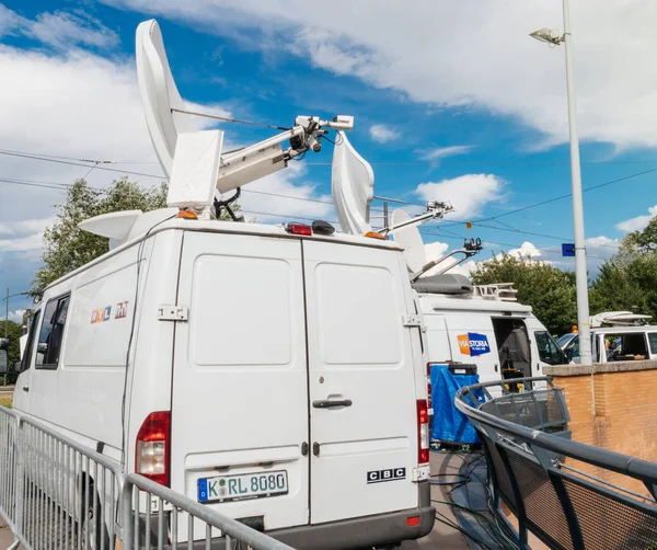 Media TV camioneta estacionada frente al Parlamento Europeo buildi — Foto de Stock