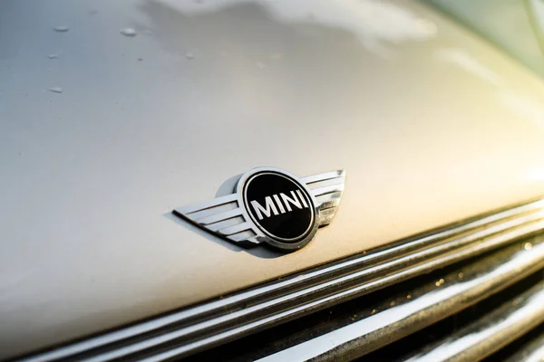 Мини-автомобиль припарковался в городе с мини-логотипом — стоковое фото
