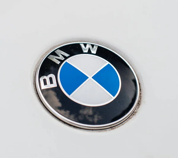 BMW insignia del logotipo en el coche — Foto de Stock