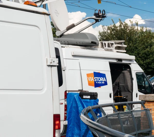 Media TV camioneta estacionada frente al Parlamento Europeo buildi — Foto de Stock