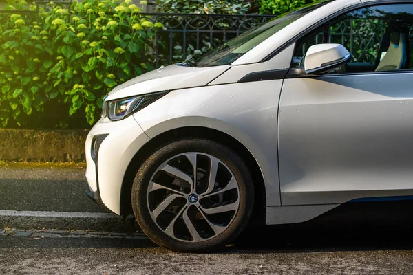 BMW i1 garé dans la rue de la ville française — Photo