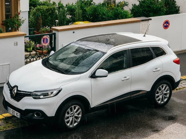 Внедорожник Renault Kadjar припарковался на французской улице - журнал За рулем — стоковое фото