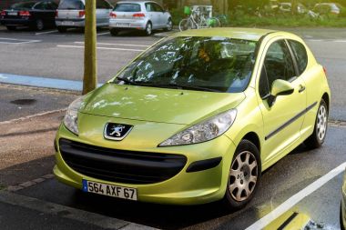Yeşil Peugeot 206 
