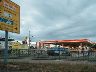Esso benzin istasyonunda Kehl Alman şehir