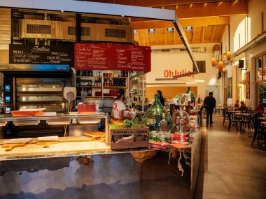 Kişi ile Almanya pizzacı 