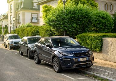 Range Rover Evique Suv sokakta park edilmiş. 