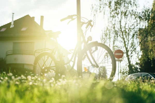 Современный велосипед в Европейском городе с солнечной вспышкой позади — стоковое фото