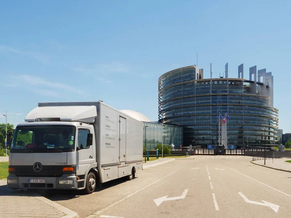 Camión Mercedes-Benz Atego frente al Parlamento Europeo — Foto de Stock