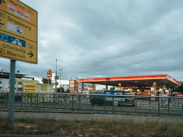 Posto de gasolina Esso na cidade alemã de Kehl — Fotografia de Stock