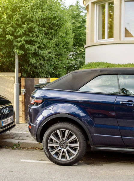 Suv recenzję Evique Range Rover zaparkowany na ulicy — Zdjęcie stockowe