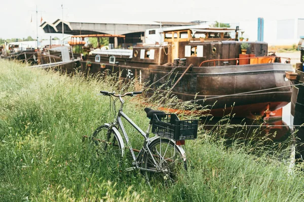 Yaşam tekne yakınındaki Vintage Bisiklet — Stok fotoğraf