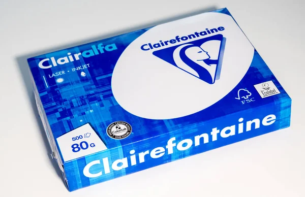 Пакет бумажной коробки формата А4 производства Clairefontaine — стоковое фото