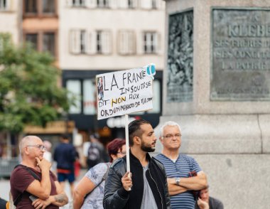 Protestocular ile afişlerin Macron Loi karşı tutumunu 