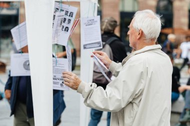 Komuta sizde bildirimi Macron karşı okuma 