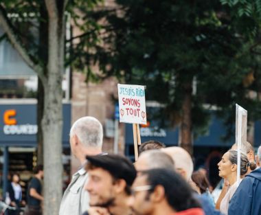 Yaşlılar ve youngs Macron iş hukuku karşı protesto 