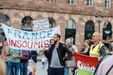 Protestocular ile afişlerin Macron Loi karşı tutumunu 