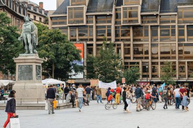 Place du Strasbourg, Frangı genel Kleber protesto kalabalık