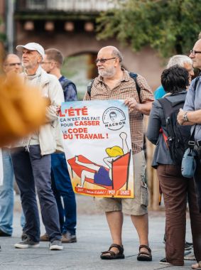 Komuta sizde afişini macron Fransa protesto karşı ile 