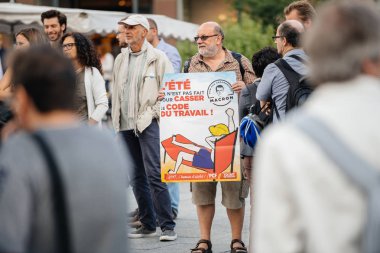 Komuta sizde afişini macron Fransa protesto karşı ile 